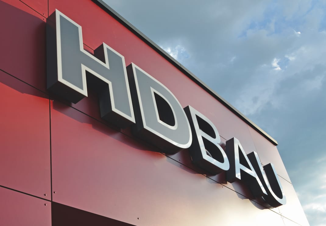 HD-Bau-Schriftzug am Unternehmensgebäude